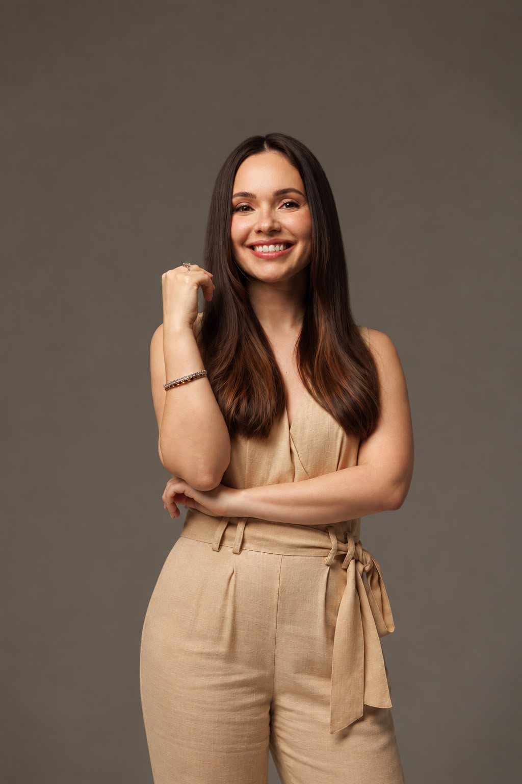Dra. Adrieli Scheffler Schmitt, dermatologista em Santos, sorrindo em retrato com macacão bege